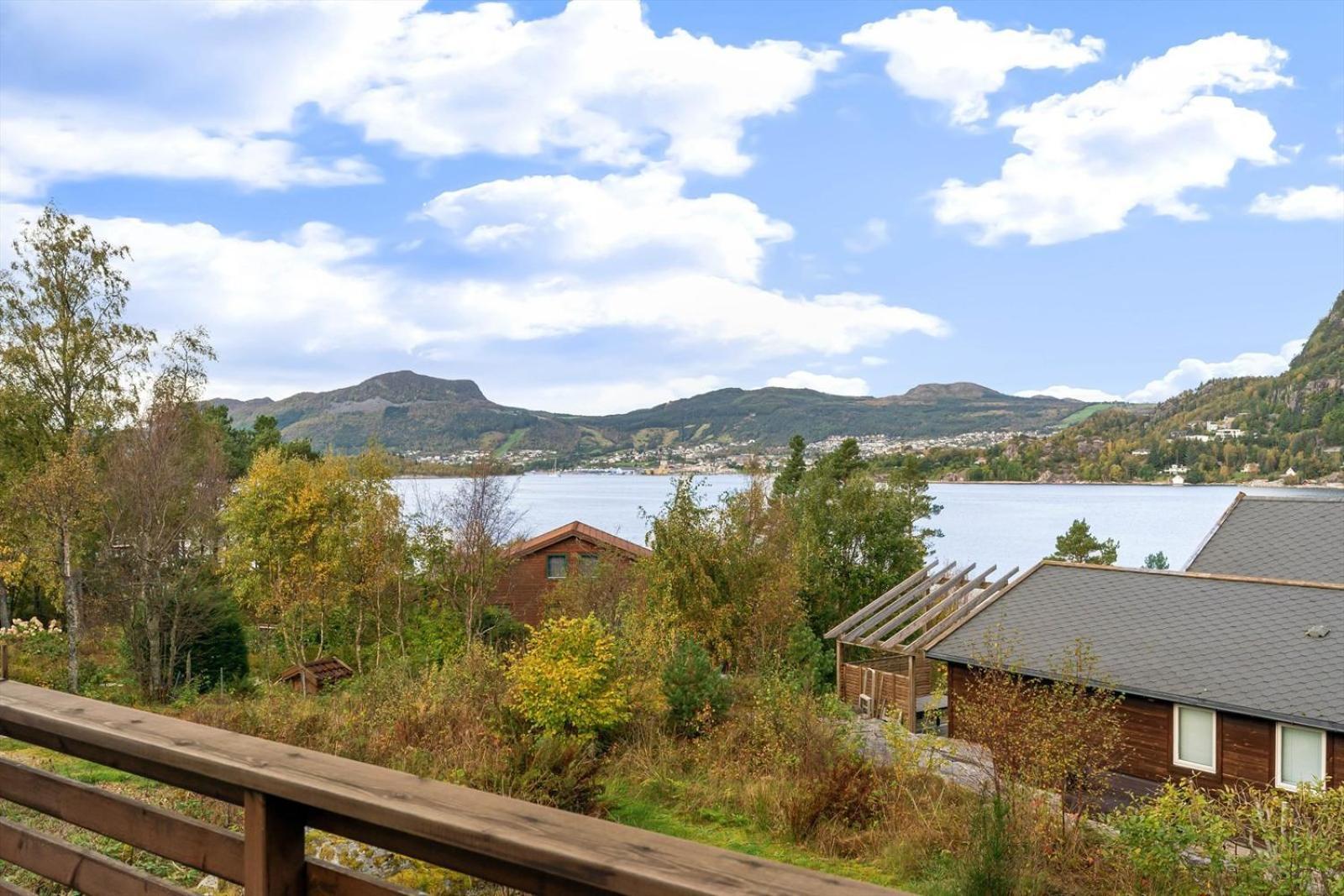 Вилла Charming House Located By The Fjord With The Pultpitrock Within Short Distance Йёрпеланн Экстерьер фото